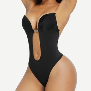 Puede incluir: Un body negro sin tirantes con un escote pronunciado y un cierre de gancho y ojo en la parte delantera. El body tiene un diseño liso y sin costuras y está hecho de una tela elástica y cómoda.