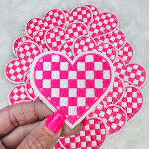 Écusson brodé coeur à carreaux rose fluo et blanc