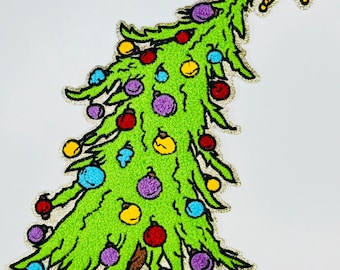 Peut inclure: Un sapin de Noël vert avec une étoile jaune au sommet. L'arbre est décoré d'ornements colorés, notamment rouge, bleu, jaune et violet. L'arbre est posé sur une base jaune.