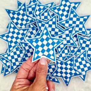 Peut inclure: Un tas de patchs thermocollants en forme d'étoile à carreaux bleus et blancs. Les patchs mesurent environ 5 cm de diamètre.