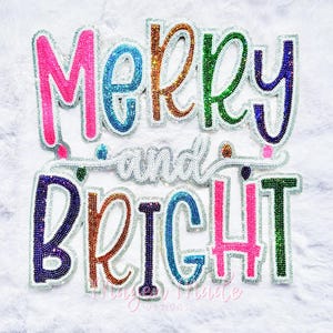 Könnte beinhalten: Ein dekorativer Aufnäher mit dem Text Merry and Bright in mehrfarbigen Paillettenbuchstaben. Das Wort Merry ist in Pink, Blau, Orange, Grün und Lila gehalten. Das Wort and ist in weißer Schreibschrift. Bright ist in Lila, Orange, Lila, Blau, Pink und Grün.