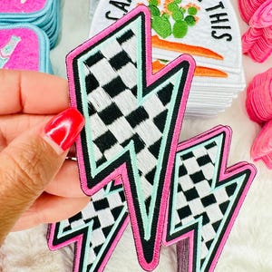 チェック柄の稲妻刺繍パッチ