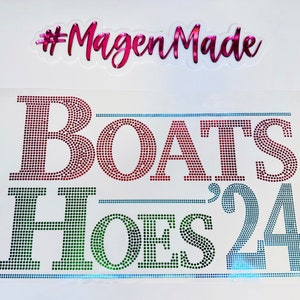 Pode incluir: Um design de strass vermelho, verde e azul que lê "BOATS HOES '24". O design está em um fundo branco. A hashtag "#MagenMade" está escrita em rosa em um fundo branco.