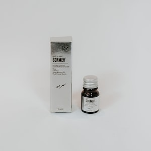 Puede incluir: Una caja plateada y un frasco de delineador líquido negro. La caja tiene el texto "Easy to West" y "Sormeh" impreso. El frasco tiene el texto "Sormeh" y "Natural Persian Liquid Eyeliner" impreso.