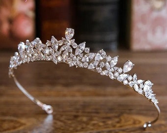 Diadema di cristallo Swarovski, diadema nuziale di cristallo, diadema nuziale, diadema nuziale, diadema ragazza floreale di cristallo, diadema swarovski d'argento Cz Crown Gift