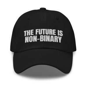 Könnte beinhalten: Schwarze Baseballkappe mit weiß gesticktem Text, der "THE FUTURE IS NON-BINARY" lautet.