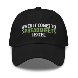 Peut inclure: Casquette de baseball noire avec broderie blanche et verte qui dit "Quand il s'agit de feuilles de calcul, j'excelle."