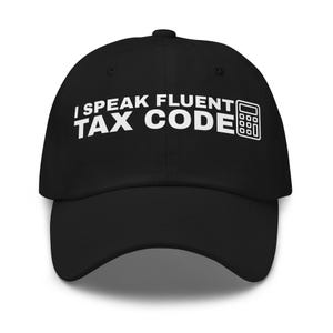 Può includere: Cappellino da baseball nero con la scritta bianca "I Speak Fluent Tax Code" e un'icona di calcolatrice bianca. Il cappellino ha una visiera curva e un bottone sulla parte superiore. Un accessorio per professionisti fiscali.