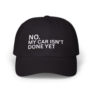Nej, min bil är inte klar än pappahatt | Pappahatt med broderad slogan