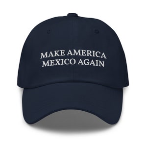 Puede incluir: Una gorra de b&eacute;isbol azul marino con texto bordado en blanco que dice "Make America Mexico Again".