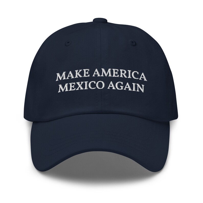 Puede incluir: Una gorra de b&eacute;isbol azul marino con texto bordado en blanco que dice "Make America Mexico Again".