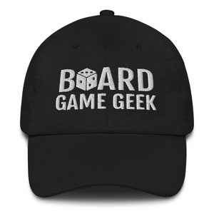 Puede incluir: Gorra de béisbol negra con texto bordado en blanco que dice "BOARD GAME GEEK" y un gráfico de dados blanco.
