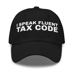 Può includere: Cappellino da baseball nero con la scritta bianca "I SPEAK FLUENT TAX CODE". Il cappellino ha una visiera curva e un bottone sulla parte superiore. Uno stile di cappello classico e casual.