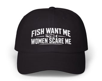 以下が含まれることがあります： 「FISH WANT ME WOMEN SCARE ME」の白い文字と魚のグラフィックが特徴の黒い野球帽。カーブしたつばと丸いクラウンが特徴です。