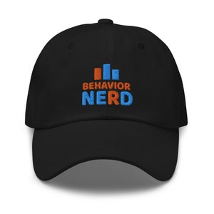 Puede incluir: Gorra de béisbol negra con un diseño bordado que dice "BEHAVIOR NERD" en texto naranja y azul con un gráfico de tres barras verticales.