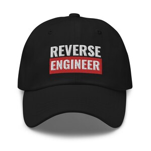 Könnte beinhalten: Schwarze Baseballkappe mit weißem Text, der "REVERSE ENGINEER" in einem roten Kasten lautet.