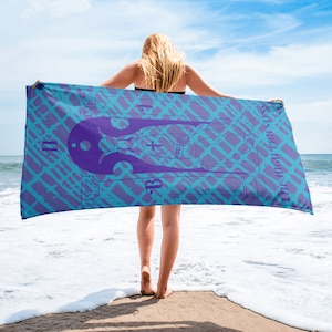 Tarot inspiriertes Strandtuch mit der Hohepriesterin in Blau und Lila