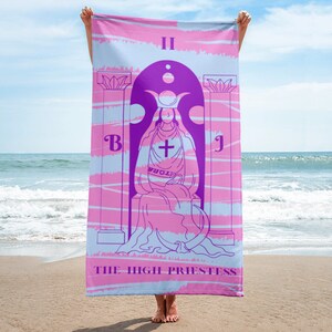 Toalla rosa, azul y púrpura inspirada en el tarot de la Alta Sacerdotisa para la playa, la piscina o el hogar