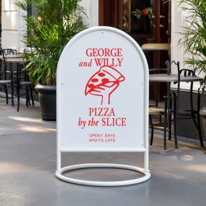 Pode incluir: Uma placa de passeio branca em forma de arco com texto vermelho e um gráfico de fatia de pizza. A placa diz "GEORGE and WILLY PIZZA by the SLICE" e "OPEN 7 DAYS 4PM TIL LATE". É suportada por uma estrutura de metal branco.