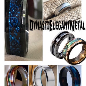 Pode incluir: Uma cole&ccedil;&atilde;o de seis alian&ccedil;as de casamento para homens com diferentes estilos e materiais. As alian&ccedil;as apresentam uma variedade de acabamentos, incluindo polido, escovado e martelado. Algumas das alian&ccedil;as t&ecirc;m uma incrusta&ccedil;&atilde;o preta ou azul, enquanto outras t&ecirc;m uma incrusta&ccedil;&atilde;o branca ou prateada. As alian&ccedil;as s&atilde;o feitas de materiais de alta qualidade, como tit&acirc;nio, tungst&ecirc;nio e a&ccedil;o inoxid&aacute;vel.