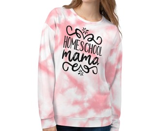 Puede incluir: Una sudadera de color rosa y blanco con estampado tie-dye con el texto "HOMESCHOOL mama" en letras negras.