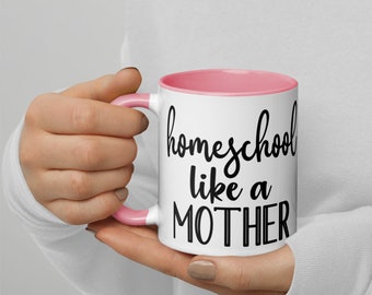 Puede incluir: Taza de cerámica blanca con borde y asa de color rosa. La taza tiene texto negro que dice "homeschool like a MOTHER".