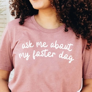 Posez-moi des questions sur mon chien d’accueil, parent de chien d’accueil, propriétaire de chien d’accueil, chemise de chien d’accueil, chemise pour parent d’animal de compagnie, chemise de chien adoptable, tee d’animal de compagnie d’accueil