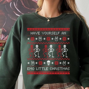 K&ouml;nnte beinhalten: Gr&uuml;ner Weihnachtspullover mit einem rot-wei&szlig;en Muster mit Skeletten, Schneeflocken und dem Text "Have Yourself an Emo Little Christmas".