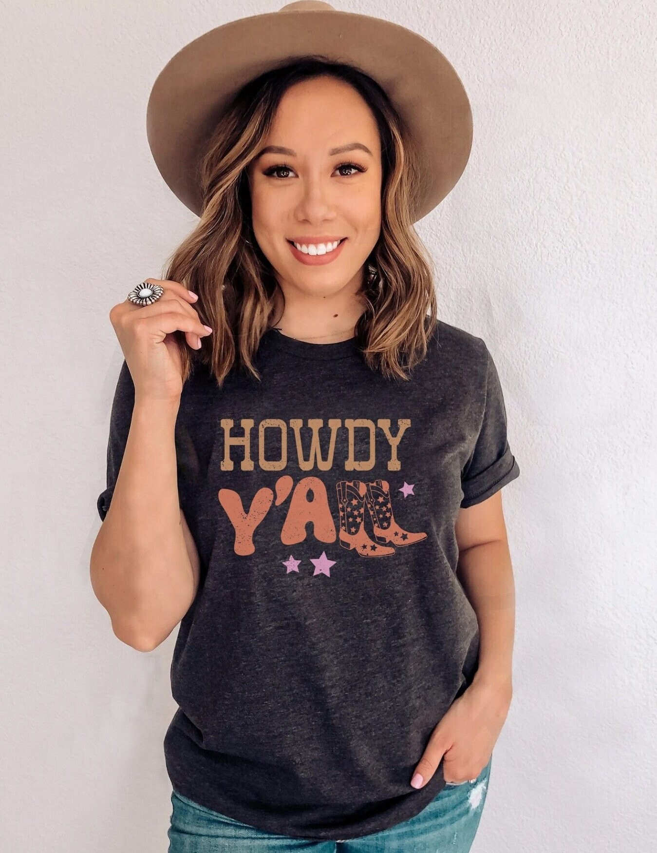 Howdy Cowgirl T-Shirt For Women - Vintage Rodeo Western Graphic Tee For Country Concerts & Casual Wear