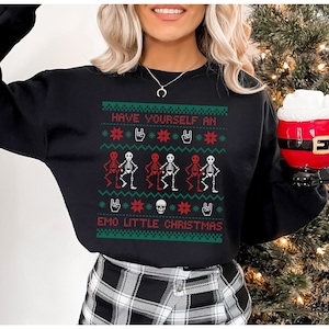 K&ouml;nnte beinhalten: Schwarzer Pullover mit einem rot-gr&uuml;nen Weihnachtsmotiv mit Skeletten mit roten K&ouml;pfen und dem Text "Have Yourself an Emo Little Christmas".