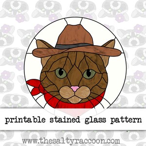 Puede incluir: Patrón de vitral imprimible de un gato marrón con un sombrero de vaquero marrón y una bandana roja. El patrón está sobre un fondo blanco con un patrón repetido de mapaches grises.