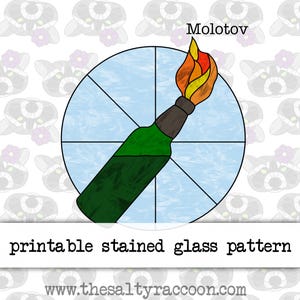 Puede incluir: Patrón de vitral imprimible de un cóctel Molotov, una botella de vidrio con una mecha encendida, sobre un fondo azul y blanco. El patrón está dividido en seis secciones.