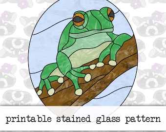 Könnte beinhalten: Druckbarer Bleiglas-Schnittmuster einer grünen Baumfrosch auf einem braunen Ast vor blauem und weißem Hintergrund.