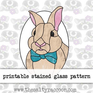 Può includere: Modello di vetro colorato stampabile di un coniglio marrone con un papillon turchese. Il coniglio è in un cerchio e ha un naso rosa.
