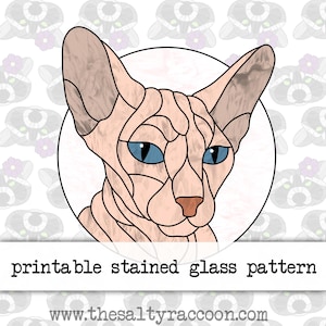 Puede incluir: Patrón de vitral imprimible de un gato sin pelo con ojos azules. El gato es rosa y tiene un círculo blanco a su alrededor. El texto "printable stained glass pattern" está en la parte inferior de la imagen. El texto "www.thesaltyraccoon.com" está en la parte inferior de la imagen.