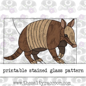 Könnte beinhalten: Druckbarer Bleiglas-Schnittmuster eines braunen und beigen Gürteltiers. Das Muster ist für ein Bleiglasprojekt und enthält den Text "printable stained glass pattern" und "www.thesaltyraccoon.com".