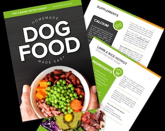 Może przedstawiać: Zielono-biała książka kucharska zatytułowana "Homemade Dog Food Made Easy" ze zdjęciem miski domowego jedzenia dla psa. Jedzenie zawiera ryż, groch, marchew, jagnięcinę i żółtko jaja. Książka zawiera również sekcję o suplementach, w tym wapniu.