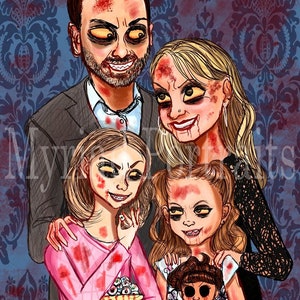 Pu&ograve; includere: Un'illustrazione digitale di una famiglia di quattro persone, un uomo, una donna e due ragazze, tutti con volti e vestiti insanguinati. La famiglia &egrave; raffigurata in uno stile cartone animato con tratti esagerati. Lo sfondo &egrave; una carta da parati a motivi blu scuro e viola.