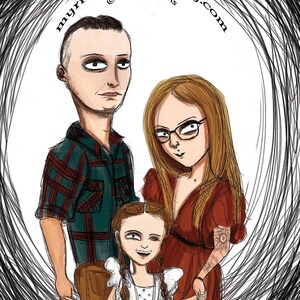 Puede incluir: Una ilustraci&oacute;n digital de un retrato familiar. Un hombre con pelo corto casta&ntilde;o, una mujer con pelo largo casta&ntilde;o y una ni&ntilde;a con pelo largo casta&ntilde;o se toman de la mano. El hombre lleva una camisa a cuadros, la mujer lleva un vestido rojo y la ni&ntilde;a lleva un vestido blanco. El fondo es un patr&oacute;n de espiral en blanco y negro.