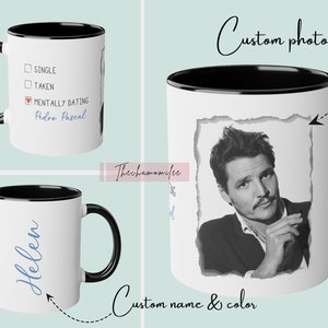 Puede incluir: Taza de cerámica blanca con borde y asa negros. La taza tiene un nombre personalizado "Helen" impreso en azul en la parte delantera. La taza se muestra sobre un fondo azul claro.