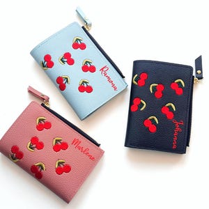 Portemonnaie mit Kirschen bestickt personalisiert kleine Geldbörse für sie Geburtstagsgeschenk Rockabilly Abigeschenk Teenager Mädchen