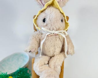 フルーティーなデニムオーバーオールを着たピンクのウサギの