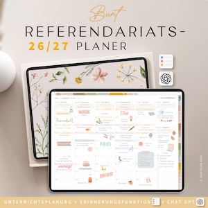 Könnte beinhalten: Ein digitaler Planer mit dem Titel Bunt Referendariats-26/27 Planer auf zwei Tablets. Der Bildschirm zeigt einen Monatskalender für Juli und August mit bunten Symbolen, Text und einer Aufgabenliste. Der Hintergrund zeigt florale Illustrationen.
