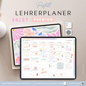 Könnte beinhalten: Zwei digitale Tablets, die einen Planer anzeigen. Das obere Tablet hat ein Blumendesign mit rosa, blauen und weißen Blumen. Das untere Tablet zeigt ein Kalenderlayout mit Text und Symbolen. Der Text oben lautet "LEHRERPLANER 26/27 PREMIUM".