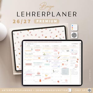 Könnte beinhalten: Ein digitaler Lehrerplaner für 26/27 mit der Aufschrift Beige Lehrerplaner Premium. Das Display zeigt eine Wochenansicht für Juli und August mit verschiedenen Symbolen, Texteinträgen und einer Aufgabenliste. Die Oberfläche enthält Reiter.