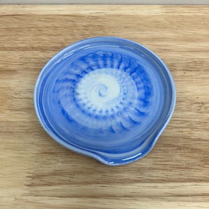 Repose-cuillère en porcelaine marbrée | Dublé bleu et blanc