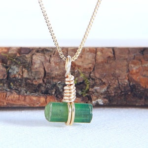 Zierliche Grüne Turmalin Halskette: 18k Gold Filled Wire Wrapped Anhänger