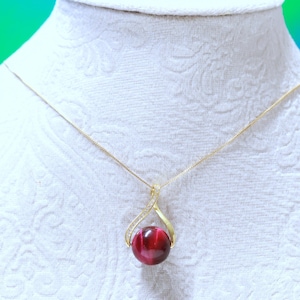 Collier à pendentif oeil de tigre rose : chaîne en or 18 carats, cristal de guérison