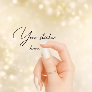 Minimalistisk handklistermärkesmodell Canva-mall | Elegant guldring och vita naglar-modell | Neutral beige bokeh-bakgrund PNG
