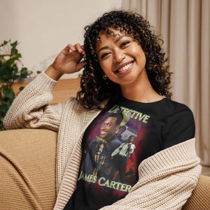 刑事ジェームズ・カーターのグラフィックTシャツ - ラッシュアワーのパロディレディースシャツ、レトロな90年代映画スタイル、リラックスフィットのアクションコメディTシャツ